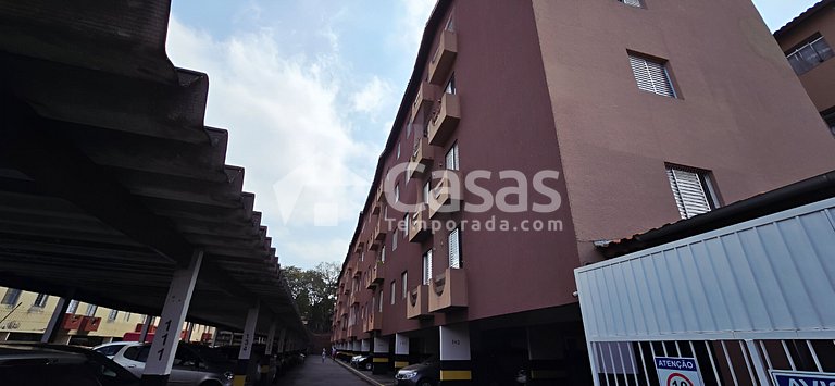 Com uma vaga de estacionamento e portaria 24 horas