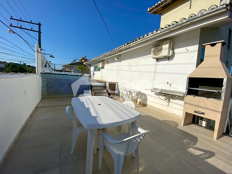 With 8 suites for family and friends on the beach