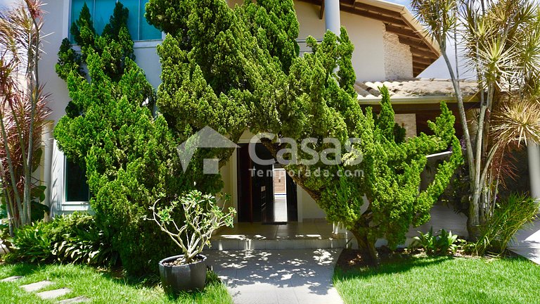 Casa en urbanización cerrada con 3 suites en Porto Seguro