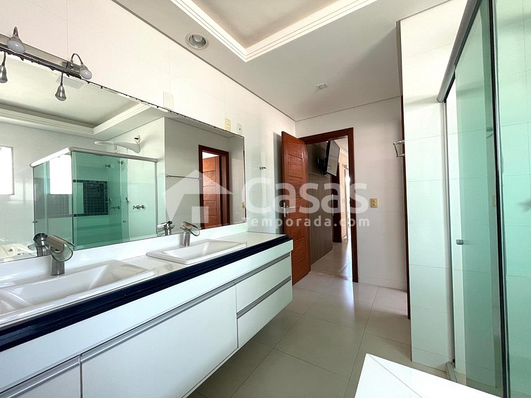 House in a gated community with 3 suites in Porto Seguro