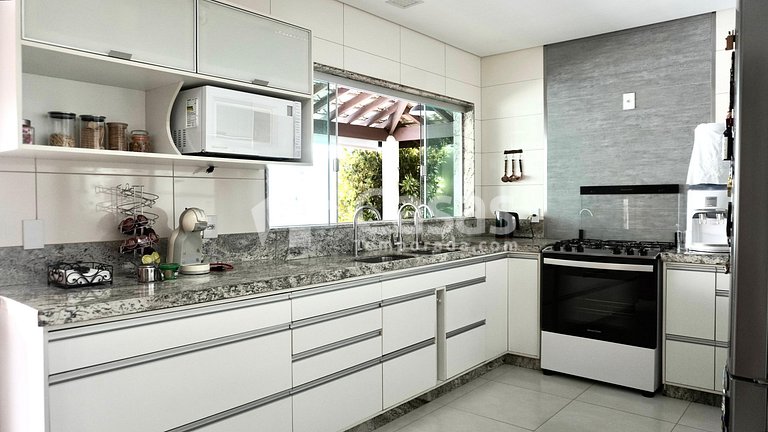 Casa en urbanización cerrada con 3 suites en Porto Seguro