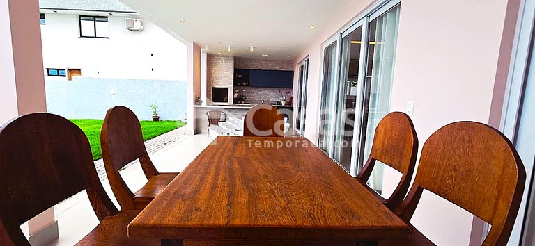 Casa con piscina y zona de barbacoa, seguridad las 24 horas