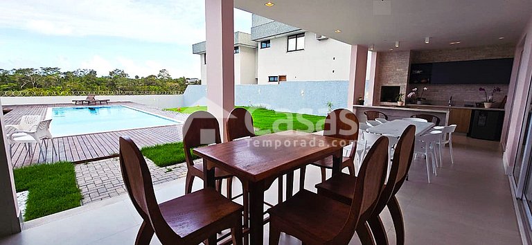 Casa con piscina y zona de barbacoa, seguridad las 24 horas