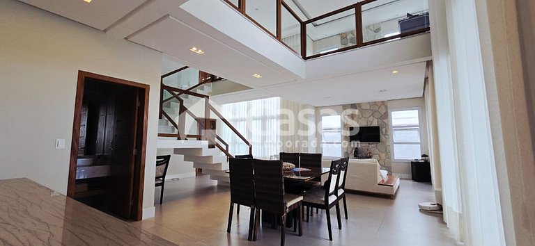 Casa Moderna com piscina e churrasqueira portaria 24h