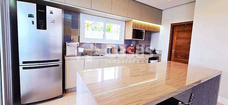 House with pool and barbecue area, 24-hour security