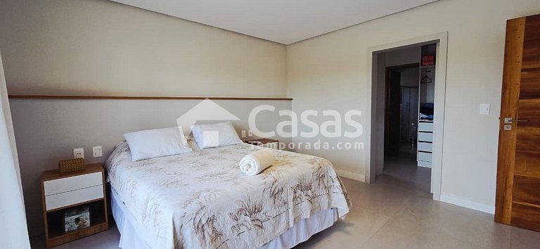 House with pool and barbecue area, 24-hour security