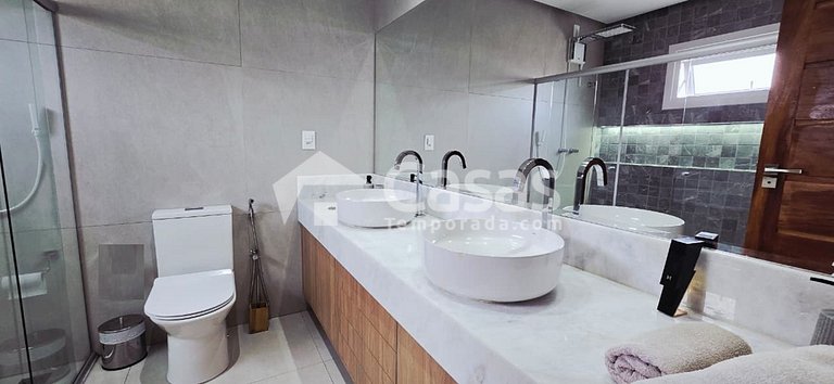 House with pool and barbecue area, 24-hour security