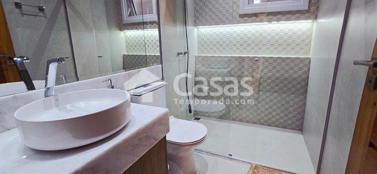 Casa Moderna com piscina e churrasqueira portaria 24h