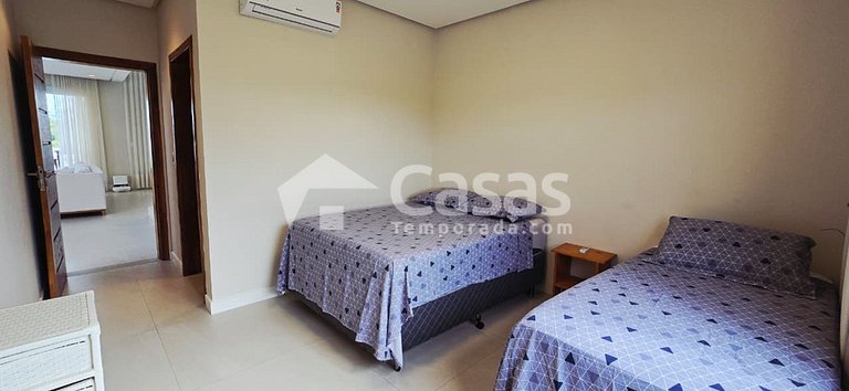 House with pool and barbecue area, 24-hour security