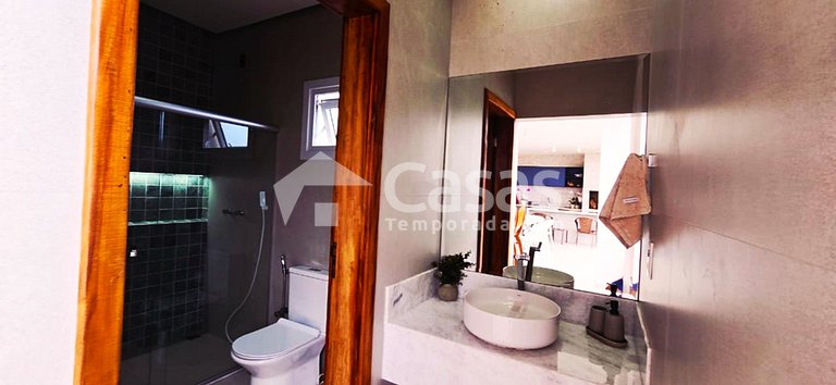 Casa con piscina y zona de barbacoa, seguridad las 24 horas