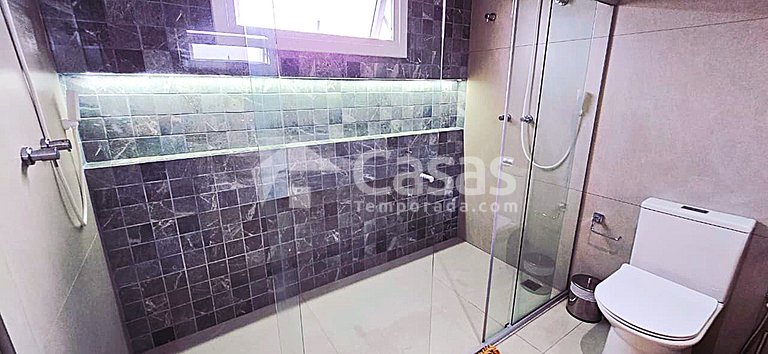 Casa con piscina y zona de barbacoa, seguridad las 24 horas