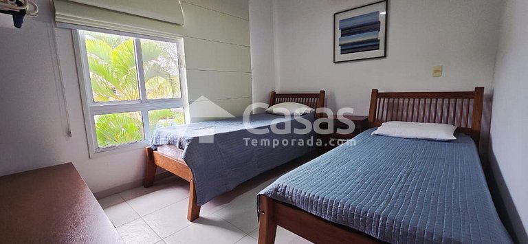 frente a la piscina, a 100 metros de la playa de Taperapuan.