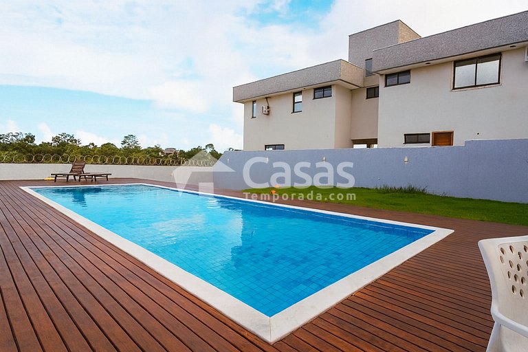 Casa con piscina y zona de barbacoa, seguridad las 24 horas