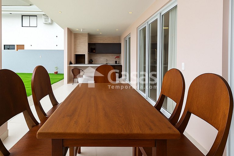 House with pool and barbecue area, 24-hour security