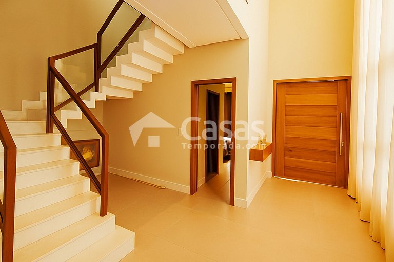 House with pool and barbecue area, 24-hour security