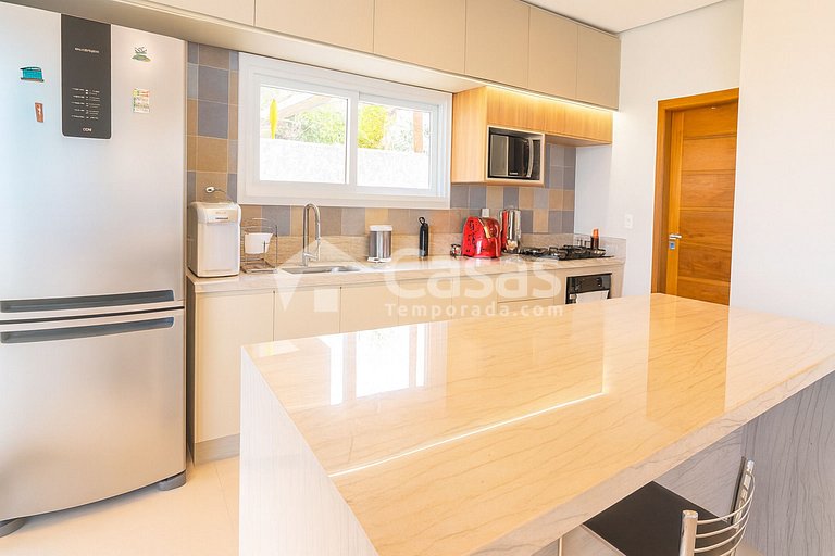 House with pool and barbecue area, 24-hour security