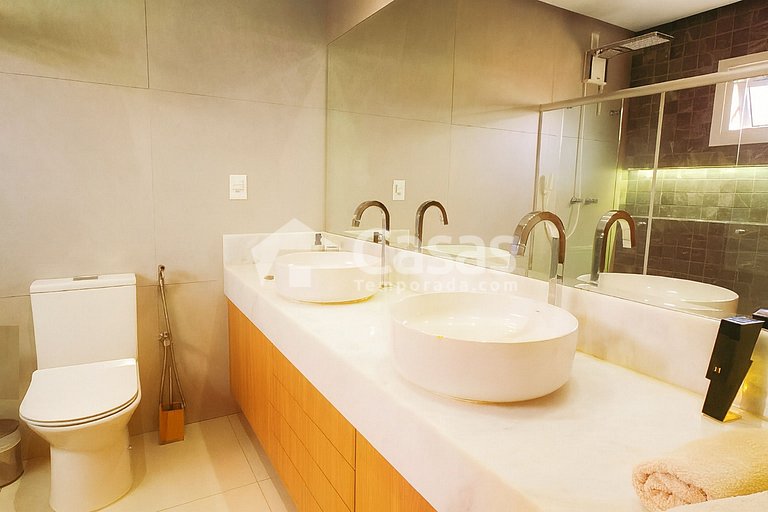 Casa con piscina y zona de barbacoa, seguridad las 24 horas