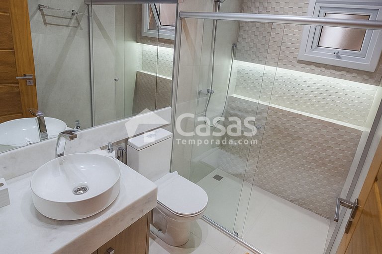 Casa con piscina y zona de barbacoa, seguridad las 24 horas