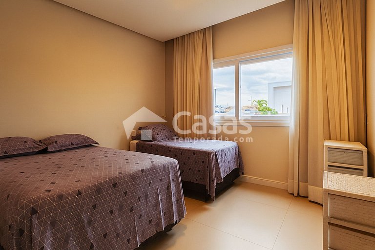 Casa con piscina y zona de barbacoa, seguridad las 24 horas