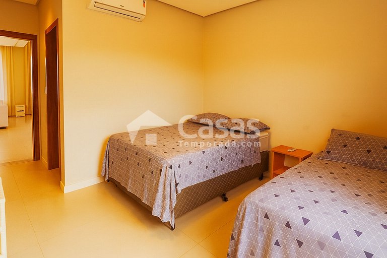 Casa con piscina y zona de barbacoa, seguridad las 24 horas