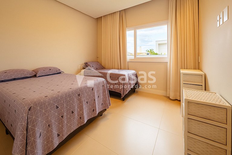 House with pool and barbecue area, 24-hour security