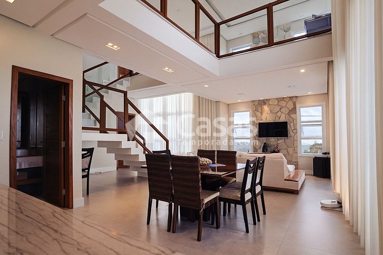 House with pool and barbecue area, 24-hour security