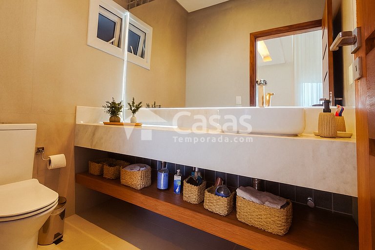 Casa con piscina y zona de barbacoa, seguridad las 24 horas