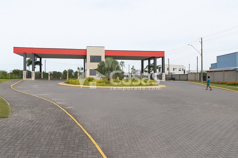 House with pool and barbecue area, 24-hour security