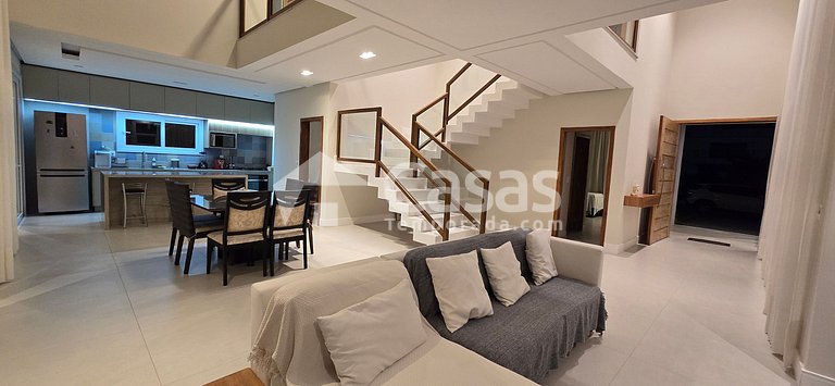 Casa con piscina y zona de barbacoa, seguridad las 24 horas