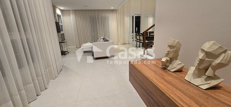 Casa con piscina y zona de barbacoa, seguridad las 24 horas