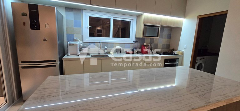 House with pool and barbecue area, 24-hour security
