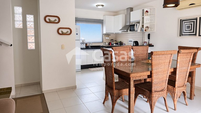 Duplex facing the pool, 100m from Taperapuan Beach.