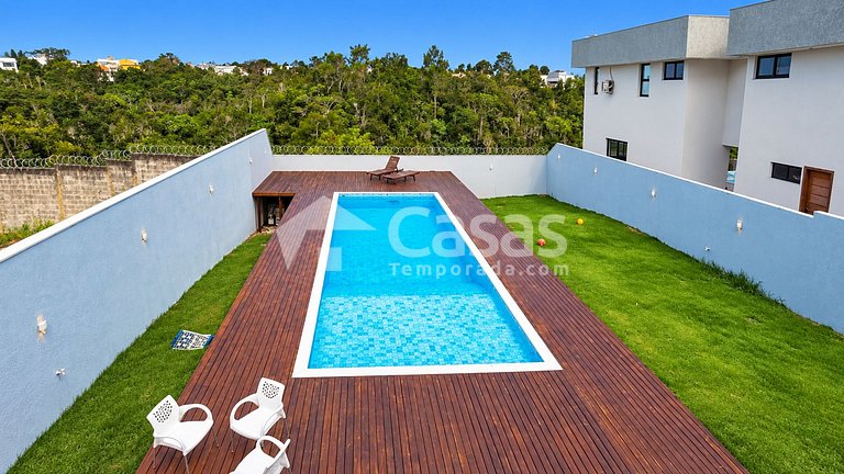 House with pool and barbecue area, 24-hour security