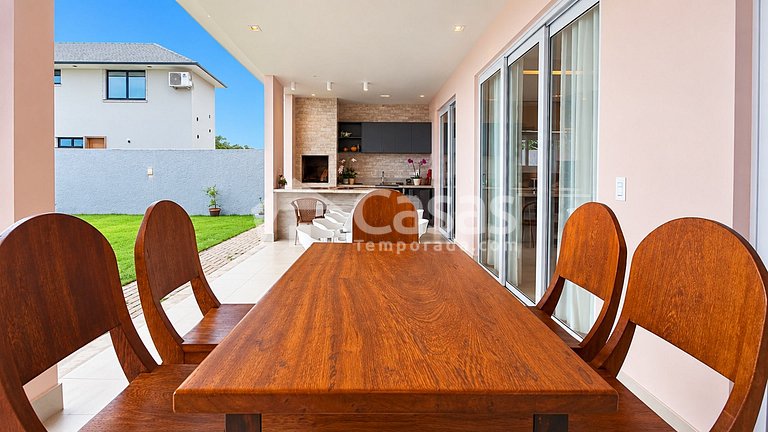 Casa con piscina y zona de barbacoa, seguridad las 24 horas