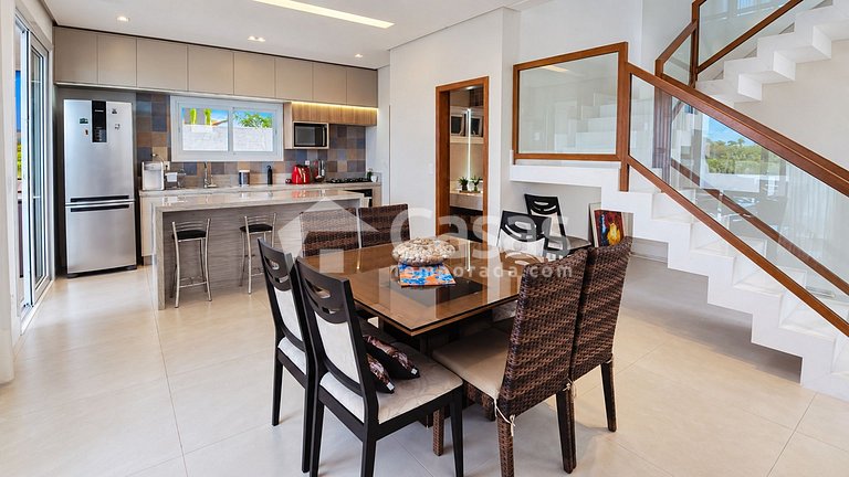 Casa con piscina y zona de barbacoa, seguridad las 24 horas