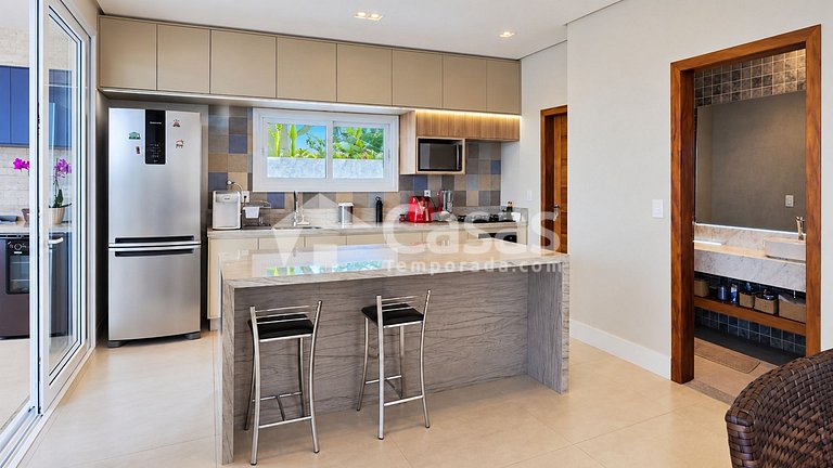 House with pool and barbecue area, 24-hour security
