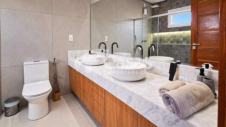 Casa Moderna com Piscina 10×5 em Condomínio de Alto Padrão