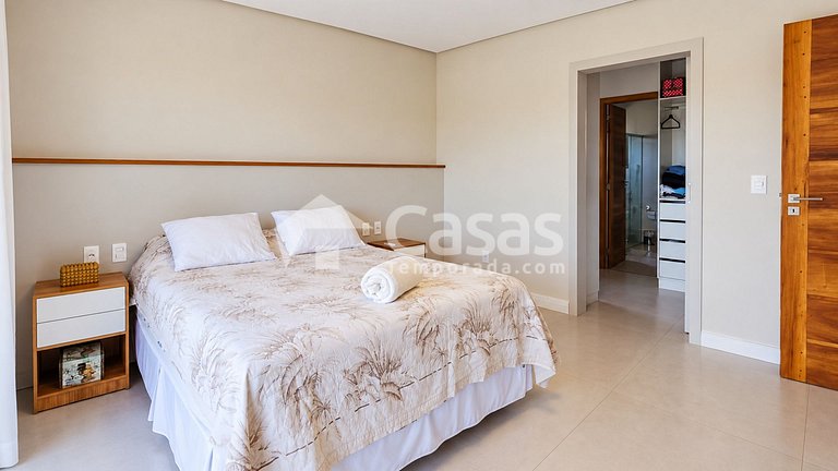 Casa con piscina y zona de barbacoa, seguridad las 24 horas