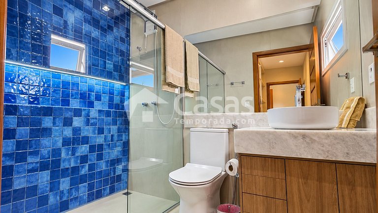 Casa con piscina y zona de barbacoa, seguridad las 24 horas