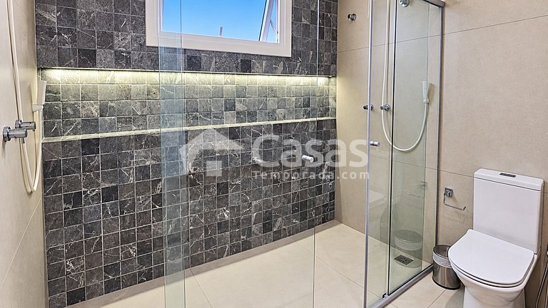 Casa Moderna com Piscina 10×5 em Condomínio de Alto Padrão