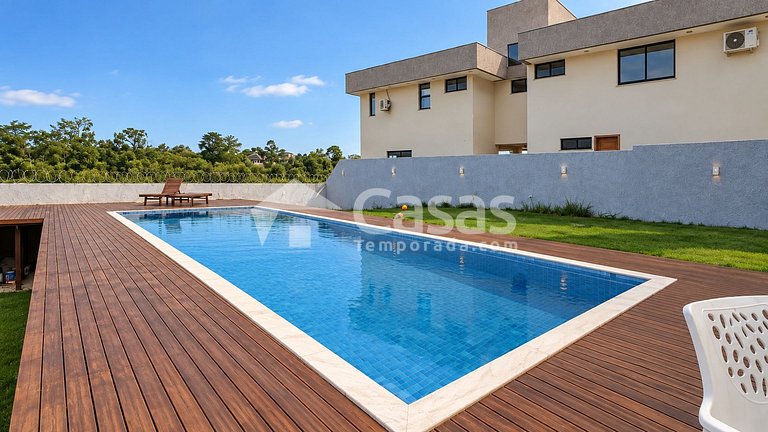 Casa con piscina y zona de barbacoa, seguridad las 24 horas