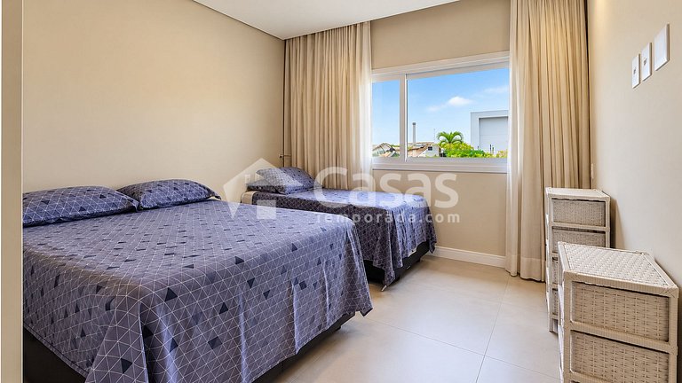 House with pool and barbecue area, 24-hour security