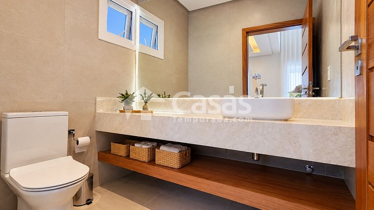 Casa con piscina y zona de barbacoa, seguridad las 24 horas