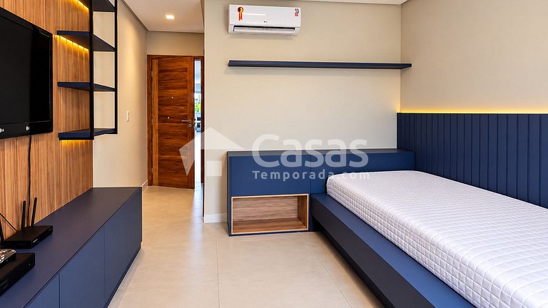 Casa con piscina y zona de barbacoa, seguridad las 24 horas